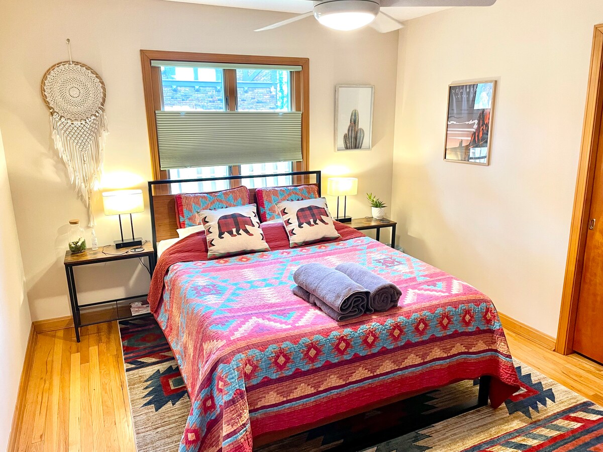 Spavaća soba u Novom Meksiku s čvrstim bračnim krevetom od memorijske pjene 