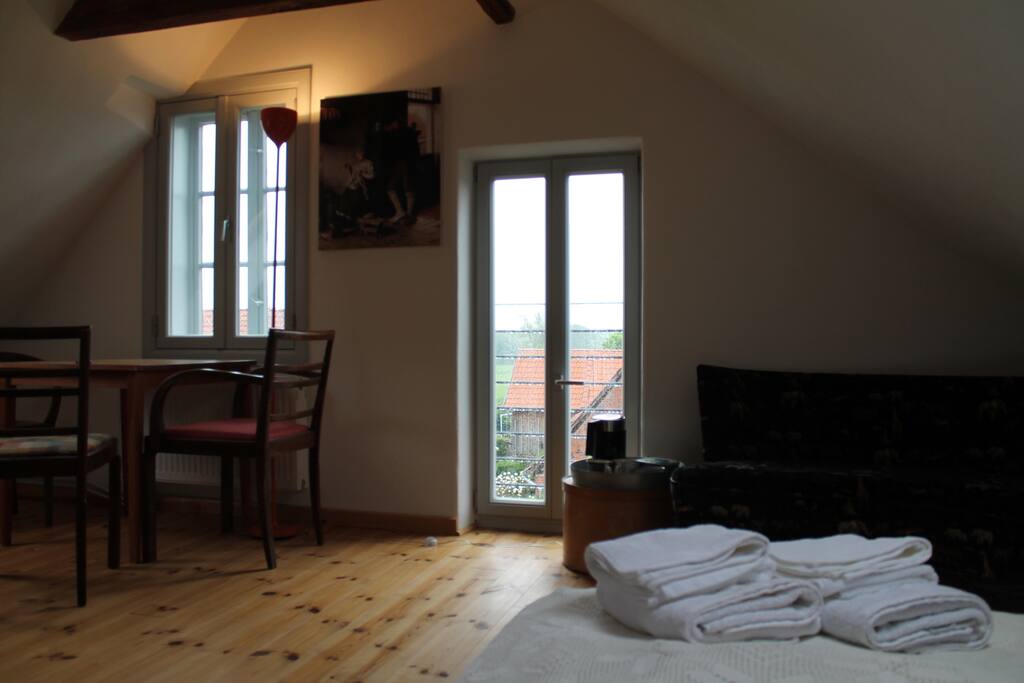 Zimmer mit Bett und Blick auf die Elbe