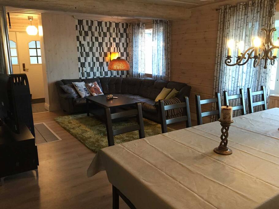 Allrum, éntreplan, matplats, vedkamin, soffhörna med tv