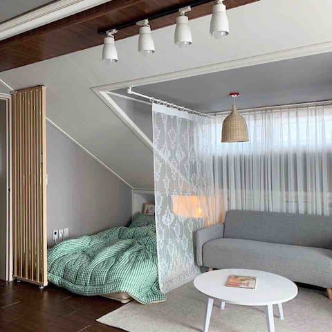 낭만 가득한 루프탑하우스 '빈시스터즈의 다락방' (Stay warm and cozy)