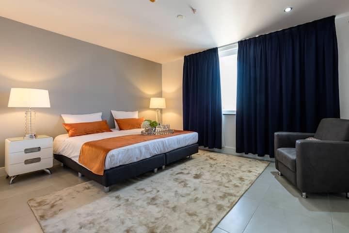 The second bedroom upstairs. Airconditioned, private bathroom and smart TV (no cable)