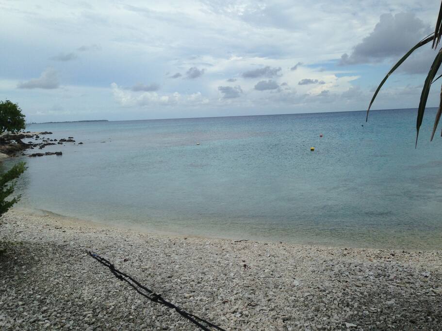 La plage à 50m du logement.