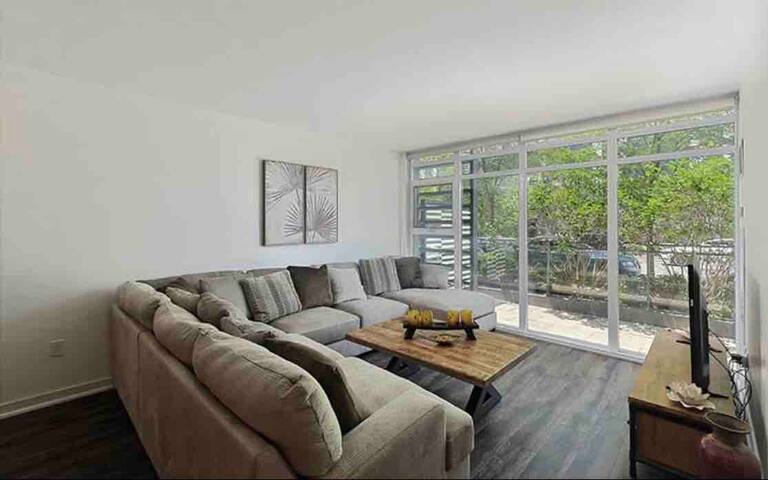 Luxury 3 Bedroom home in Toronto W/free parking! gallery image 3