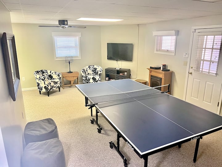 اعزف كرة الطاولة جنبًا إلى جنب مع مشاهدة التلفزيون على هذا التلفزيون بمقاس 55 بوصة مع روكو.