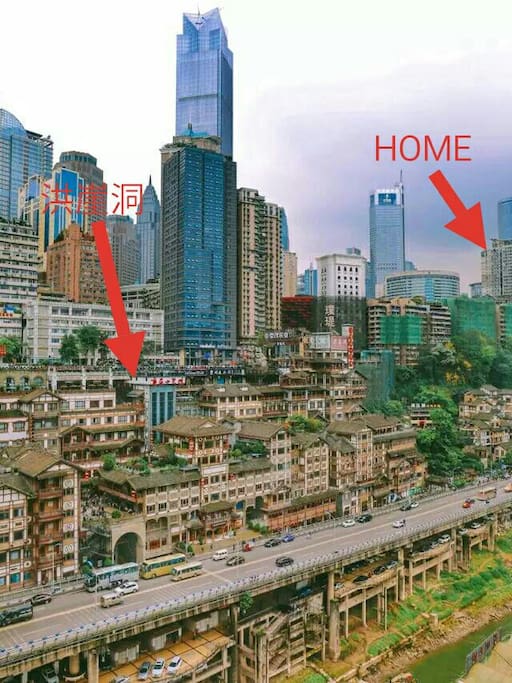 小屋就在洪崖洞旁边,下楼左手边直走就到了。
