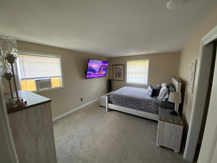 Master bedroom, queen bed, high end mattress, 65 inch flat screen tv spacious closet space lake and vineyard views!