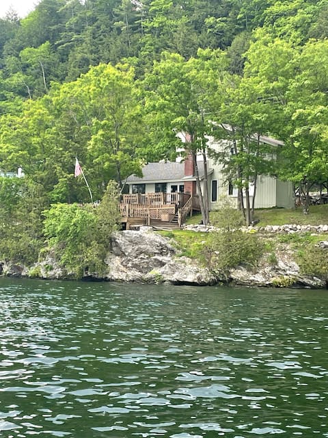 Perfectly Located Lakefront Cottage on Bomoseen