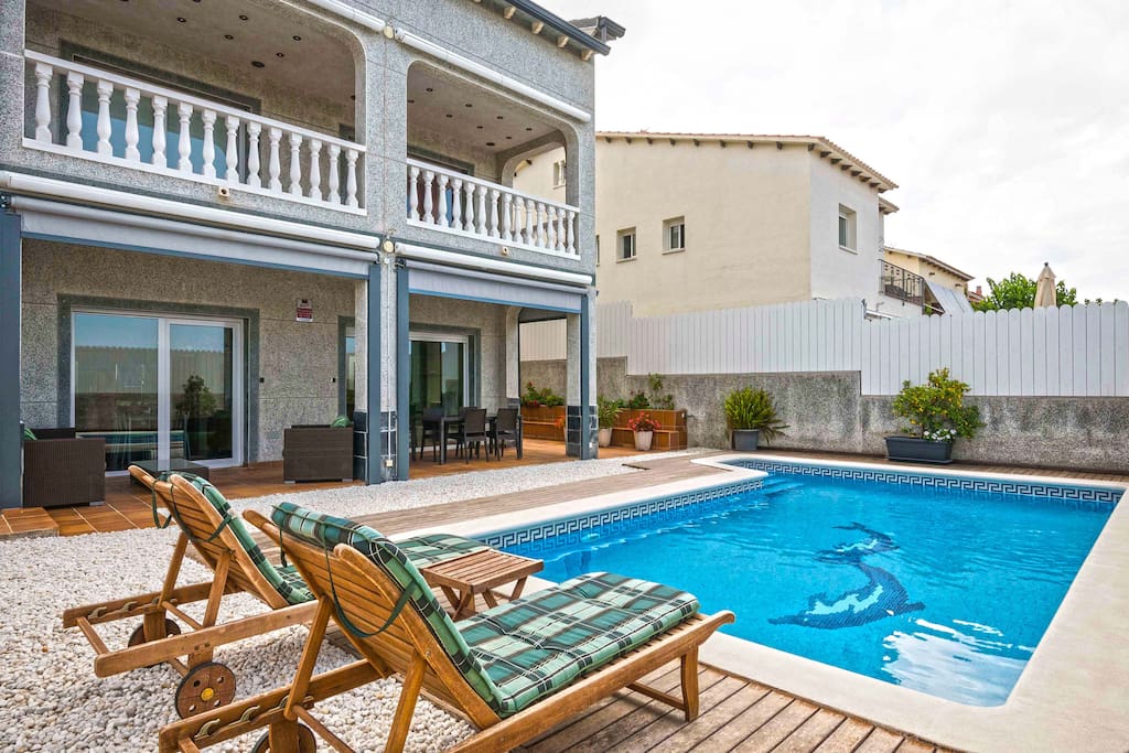 Sun loungers and private pool