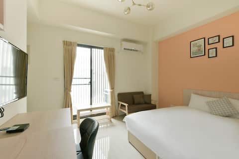 * Taichung large balcony double room * Sofa + large TV · Super clean and large room!