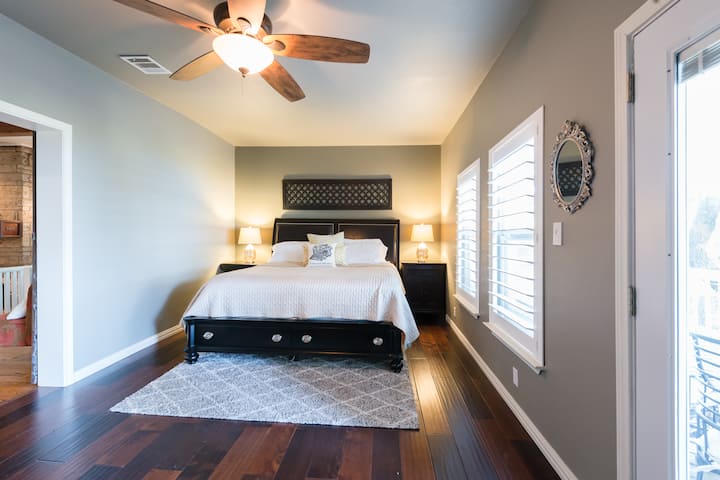 ห้องนอนใหญ่ที่อบอุ่น