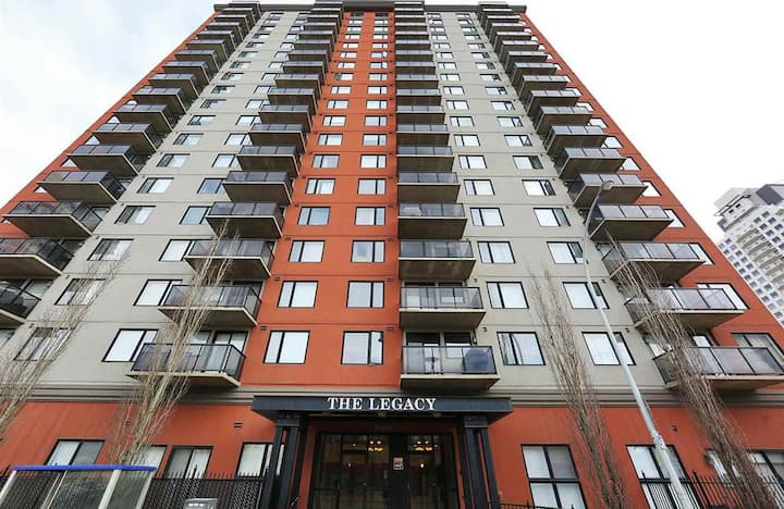 Beautiful Condo in the ICE District