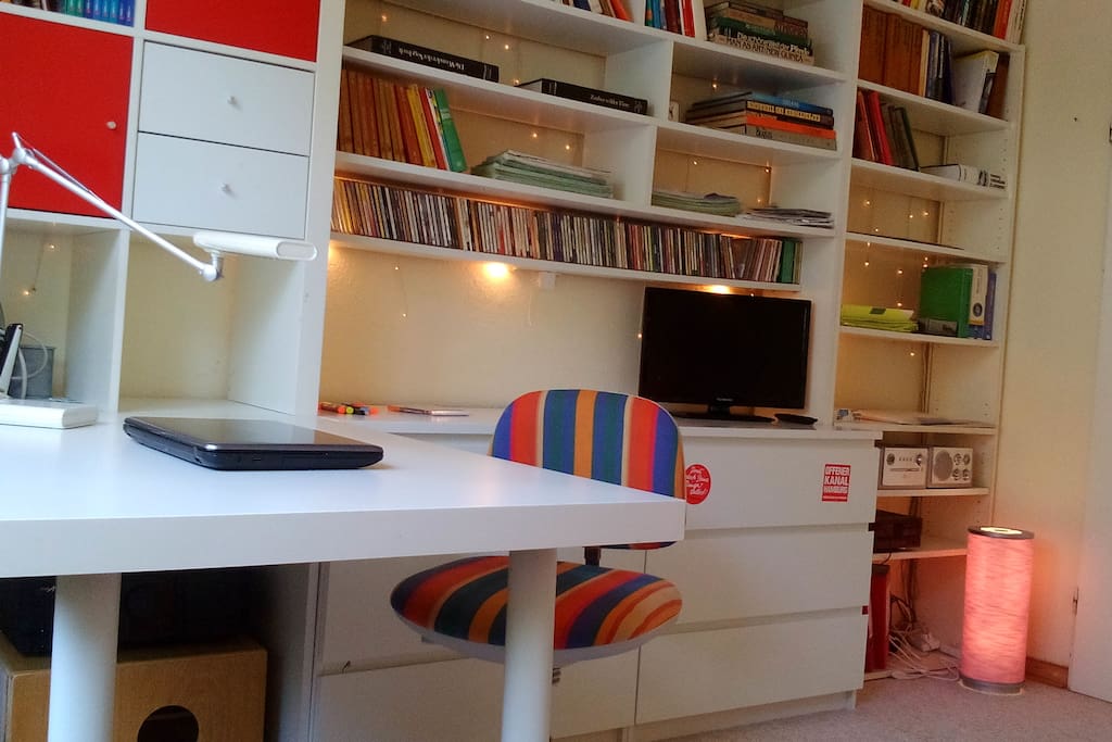 Kleiner Schreibtisch mit Regalwand.