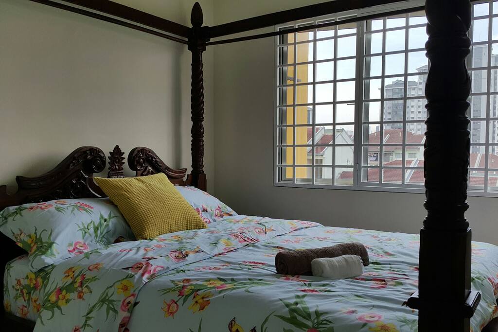 Enjoy my Antic piece of Mahogany Poster Bed like a King and Queen!
