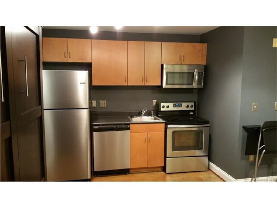 Kitchen fully furnished - oven, microwave, refrigerator, dishwasher