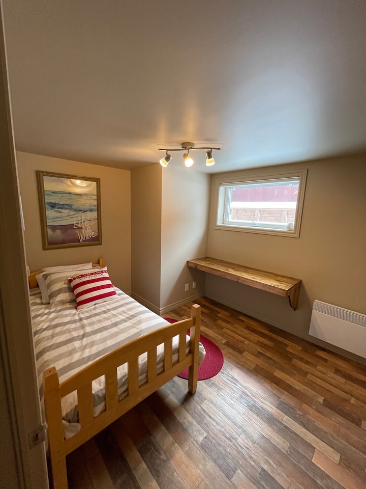 غرفة نوم 4 بسرير فردي تقع في الطابق السفلي