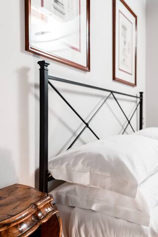 Intrigante appartamento ricco di storia di fronte a Piazza Maggiore gallery image 5