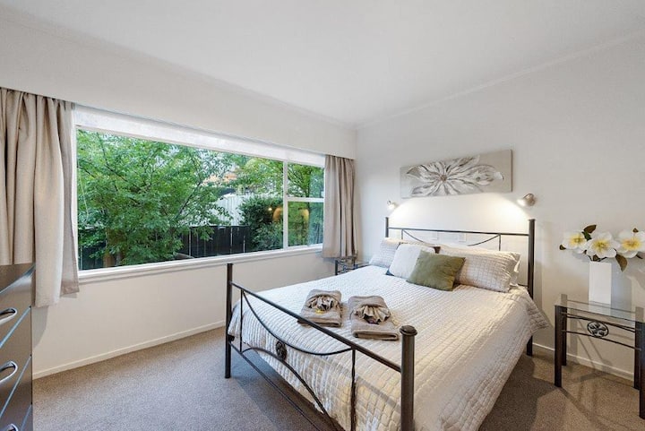 سرير كوين بغرفة نوم ثانية.