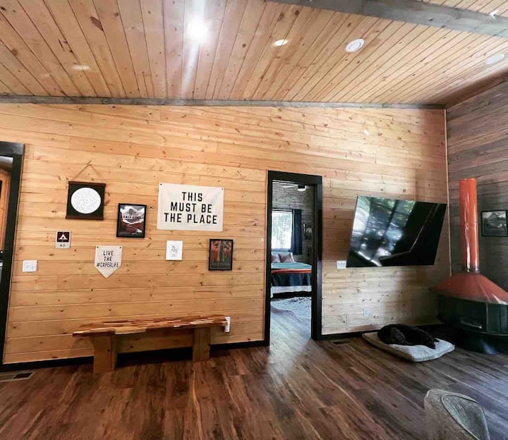 Всекидневна, водеща до основна спалня. 85 - инчов смарттелевизор и РЕТРО КАМИНА 