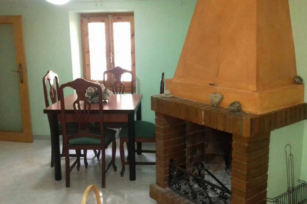 comedor con chimenea