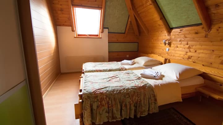 2号卧室配有两张单人床和衣柜。