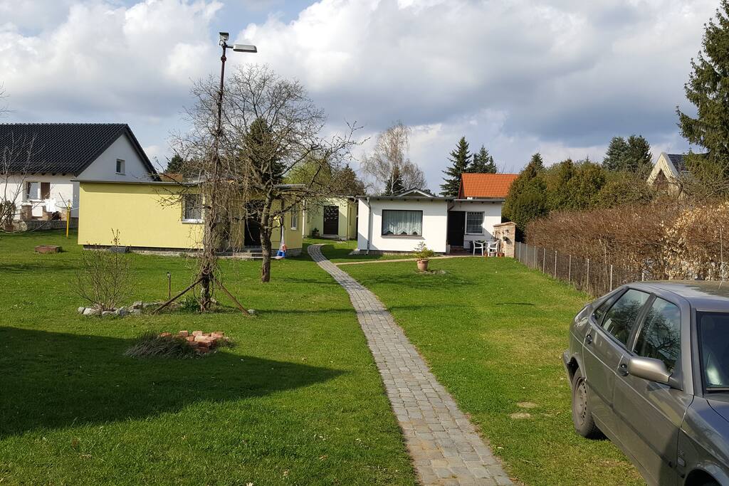 Blick in den Garten, Carport und reichlich Parkplätze vorhanden
