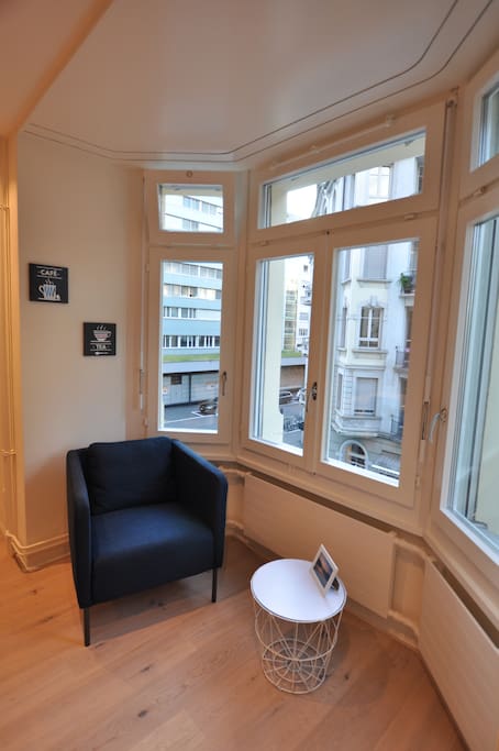 Located very close to the train station, local shops and restaurants