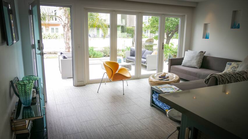 Ultimate Luxury on the Venice Canals-Walk to Beach gallery image 3