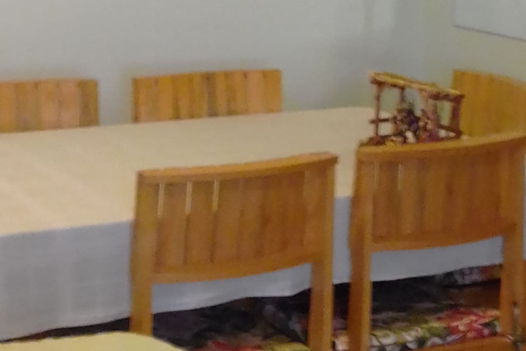 A mesa do jantar tem lugar para até 6 pessoas!!! Tome aqui suas refeições.