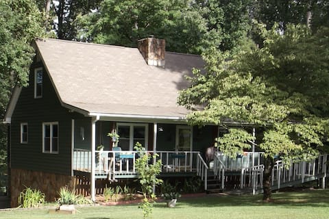Top Airbnb: Comfortable Efficiency (no cleaning fee) in Woodstock