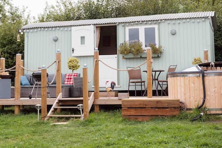Large Shepherds Hut in New Forest  with Hot Tub