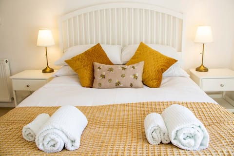 Cathedral Views ✽ Grade II Listed Mews Cottage
