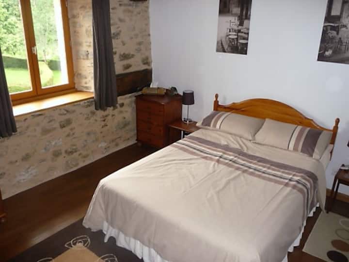 标准双人床，花园景观。 两个抽屉柜。2把椅子。 