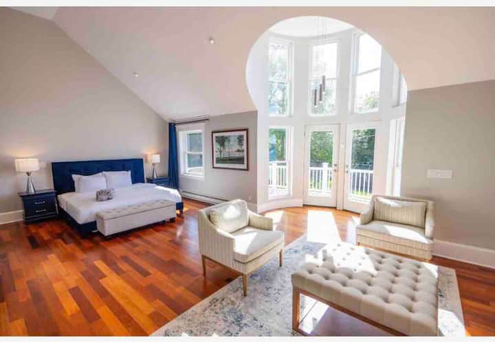 Suita kryesore me frëngji me dritare për të lejuar përmbytjet e dritës natyrore.