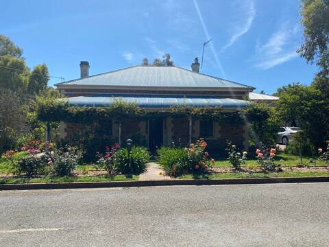Delightful spacious cottage in the Heart of Clare