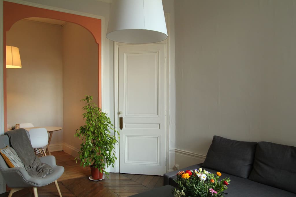Salon vu depuis la porte de la chambre