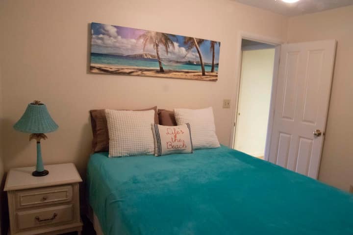 2nd bed room with queen