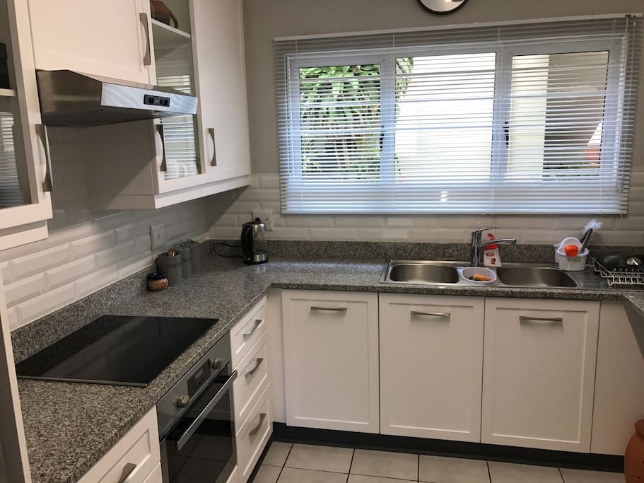 Full kitchen with washing machine, microwave, oven, stove & fridge