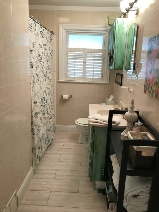 Upstairs full bath with tub/shower