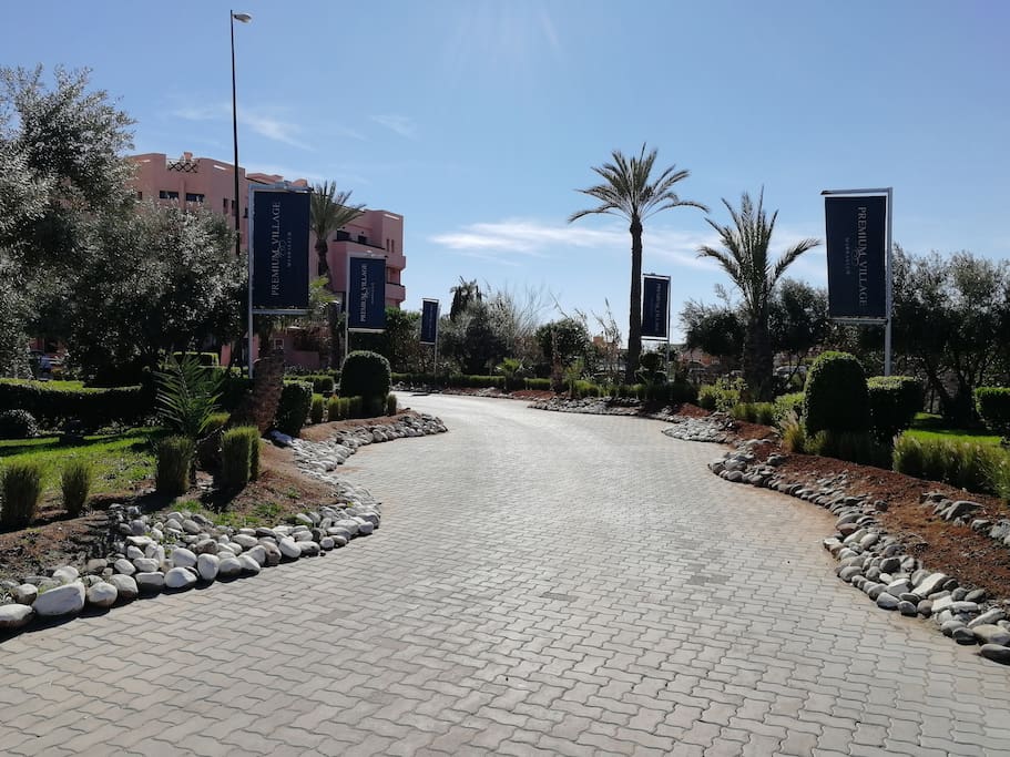 Entrée principale de la résidence / Main entrance of the residence