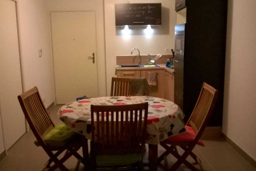 La table et le coin cuisine.