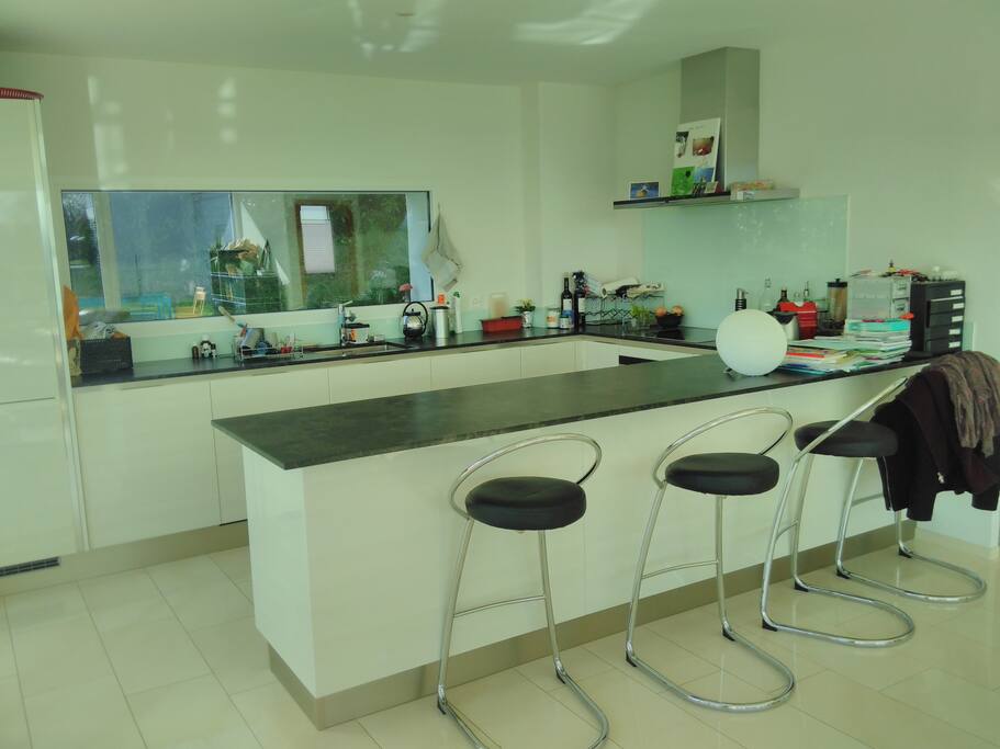 La cuisine ouverte sur le salon