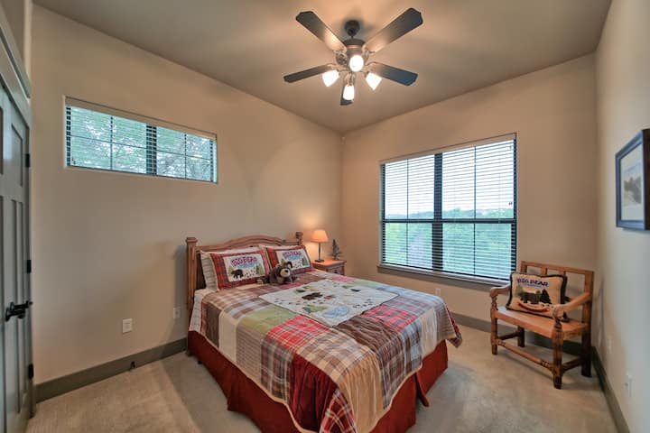 غرفة نوم للضيوف مع إطلالات على الوادي