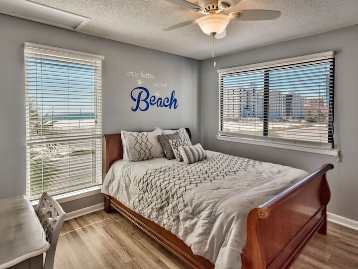 Dormitorio de invitados con cama tamaño queen.