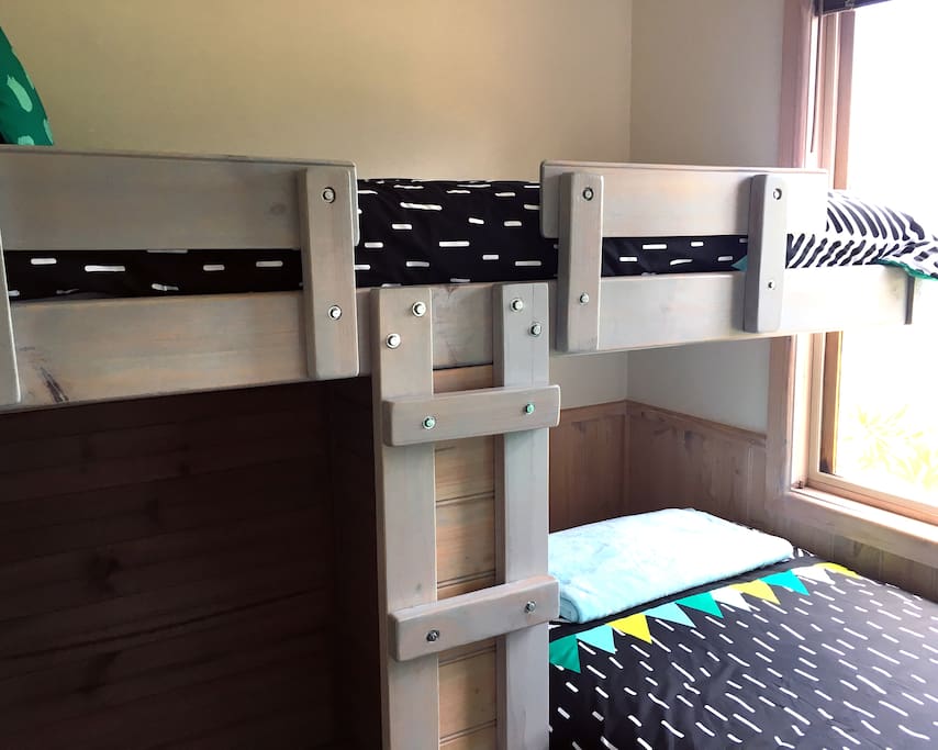 Bedroom 2: Two single bunk-beds