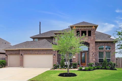 Elegant spacious home with water view. Prime location- Richmond, Katy, Houston, Rosenberg.