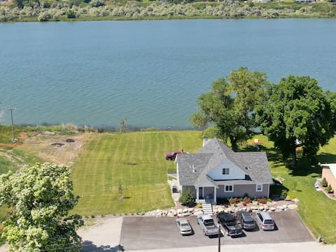 Huge Lakefront House! Sleeps 22. Private Dock! 🏚