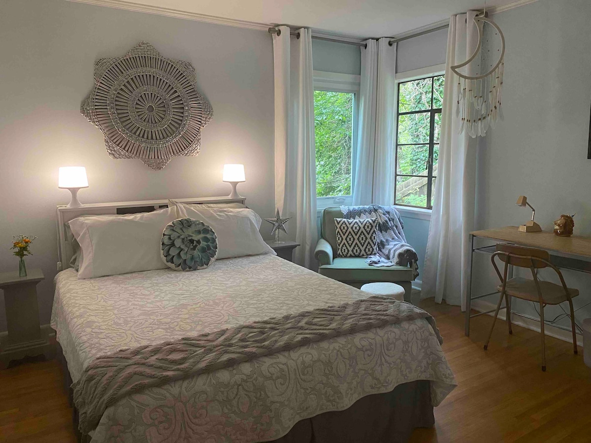 2号卧室配备一张1.8米宽双人床，配备记忆海绵凝胶床垫。 从拐角的窗户可以欣赏到宁静的自然风光。 