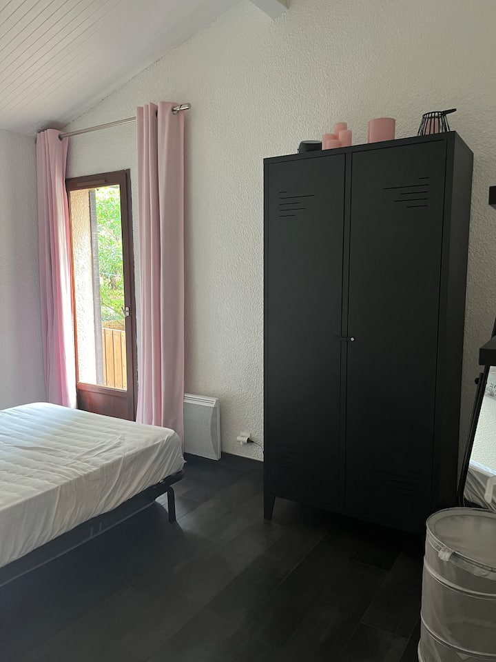 מיטה 160x200 ס"מ 
מצעים חדשים לגמרי 