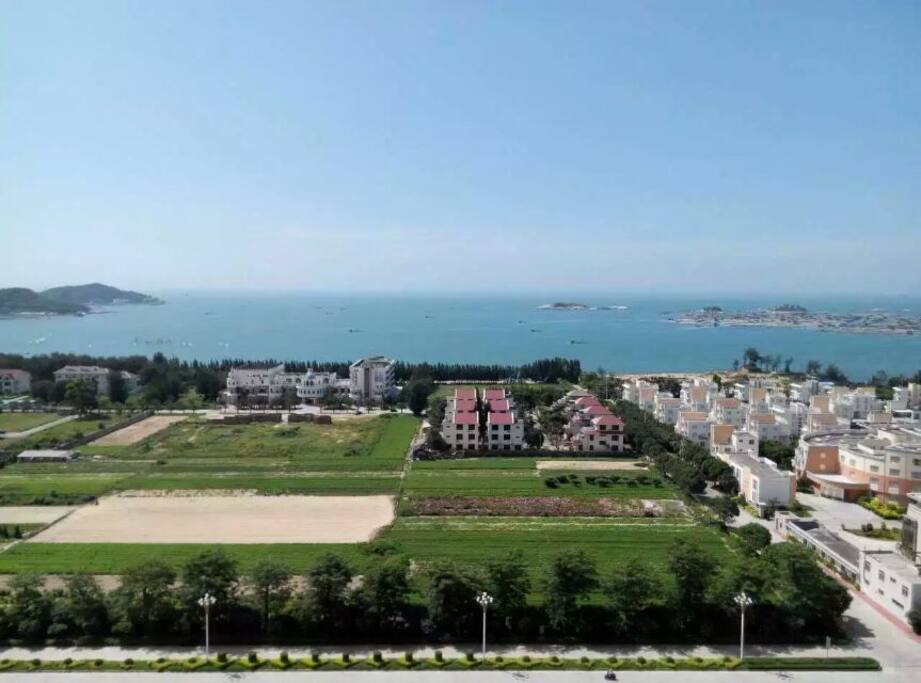 阳台拍的照片,可以看到对面的大海