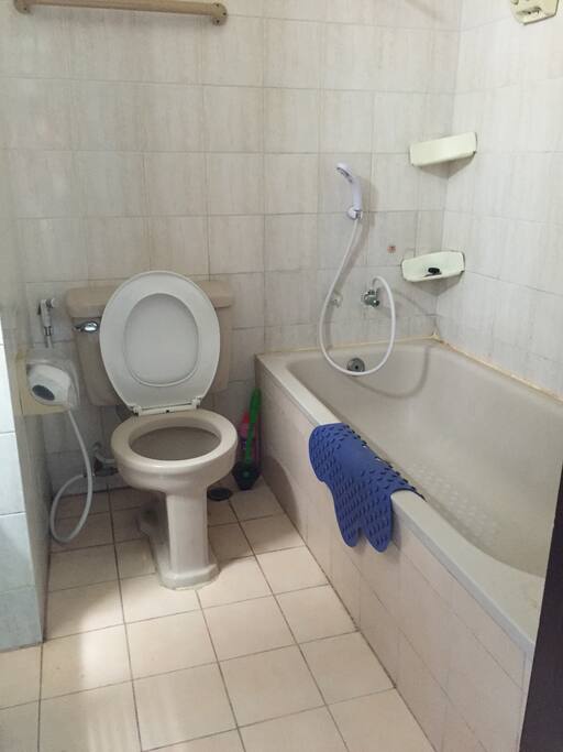 Simple restroom, bathtub but no heater (because there is hardly any need, thanks to the sweltering heat)